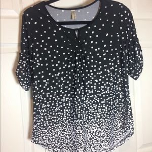 🎣Black and white blouse size Petite Medium